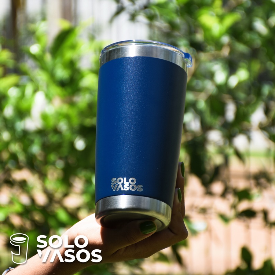SoloVasos 20 oz azul con su tapa transparente
